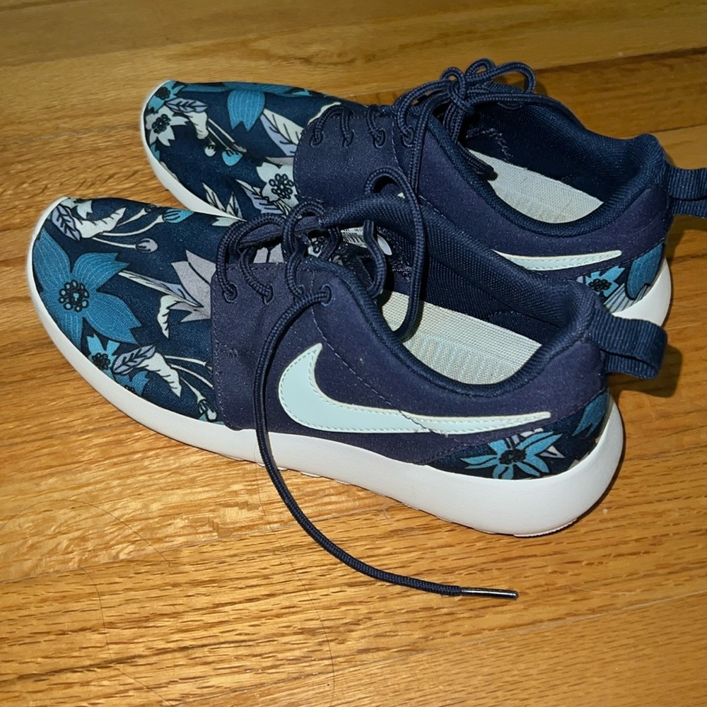 Women Navy Floral Roshe